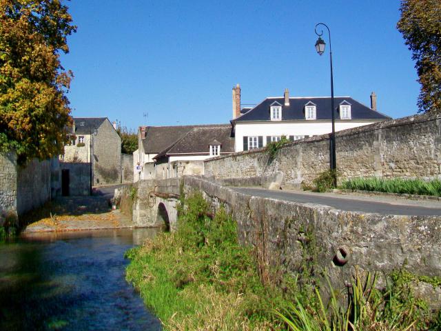 L'abreuvoir et le pont sur la Nonette, rue Eusèbe-Fasquel, face à la minoterie.