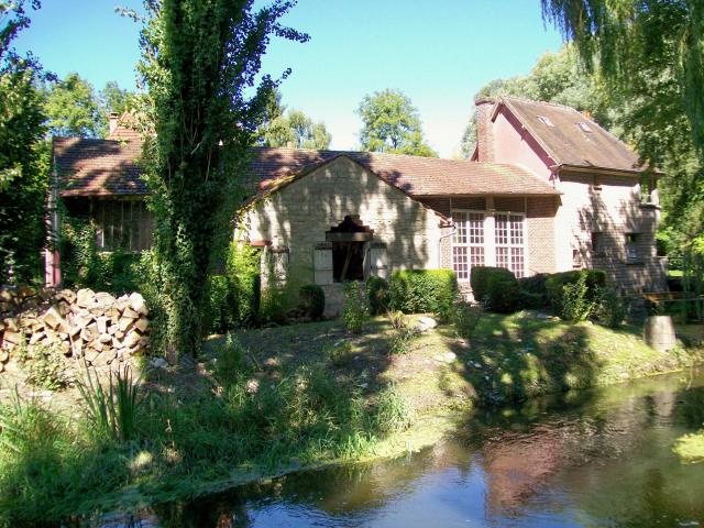 Le Petit moulin de Saint-Nicolas-d'Acy, ou moulin de la Chaussée, ou moulin Descamps, sur la Nonette. La roue à aubes se cache dans le…