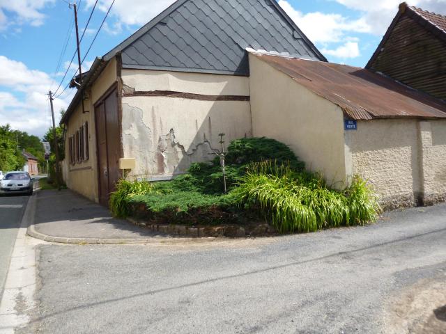 Calvaire situé sur la commune de La Hérelle (Oise), à l'intersection de la D117 et de la rue Verte.