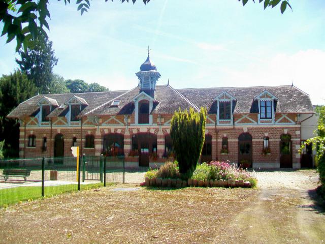 La bibliothèque municipale dans les anciennes écuries du château, avenue Henri-Besse.