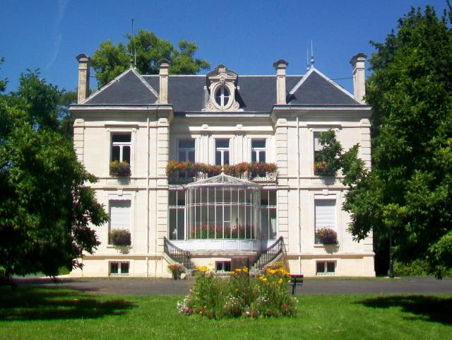 La mairie de Cauffry, façade sud ; au premier plan, une borne miliaire déplacée ici.