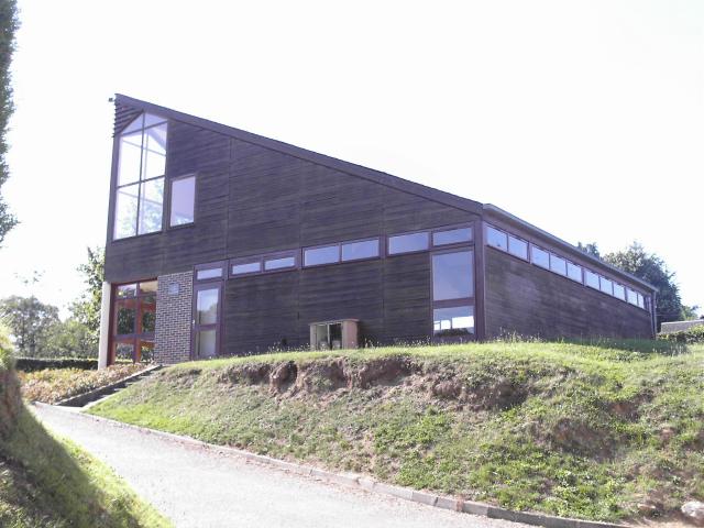 La salle des fêtes de Wambez se trouve au millieu de la commune (60380)