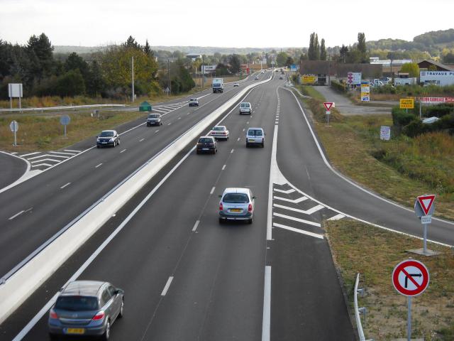 La voie express D1016 (ex-RN16) au sud de Breuil-le-Vert, Oise, France.