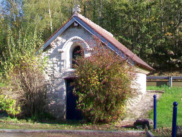La petite chapelle Saint-Antoine-de-Padoue à l'entrée sud du village.