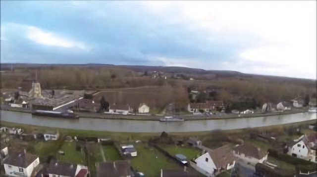 Vu sur le Canal est l' Eglise de Thourotte