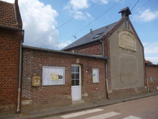 Ancienne communale du hameau de Pérennes, de la commune de Welles-Pérennes (Oise). Un repère de nivellement est visible en bas à droite, à…