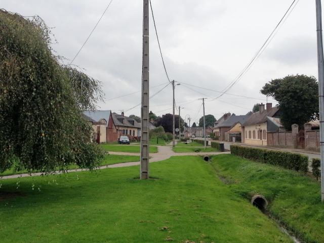 Vue générale de la grande rue de Romescamps