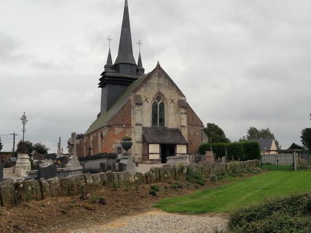 Église Saint-Jean-Baptiste de Romescamps, entourée du cimetière