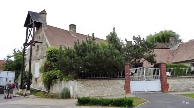 Bizarrerie dans Trosly-Breuil - Place de la cloche