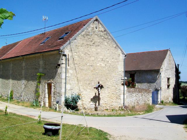 Ferme au hameau du Fond-Maillet, avec le calvaire de 1891 et tête sculptée d'origine mystérieuse, provenant d'un bâtiment disparu.