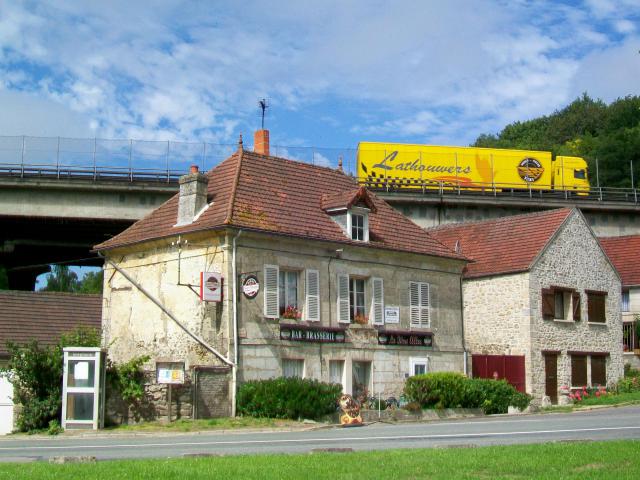 Roberval (60) : Le café du village, sur la place du château, surmonté par le viaduc de l'autoroute A1.