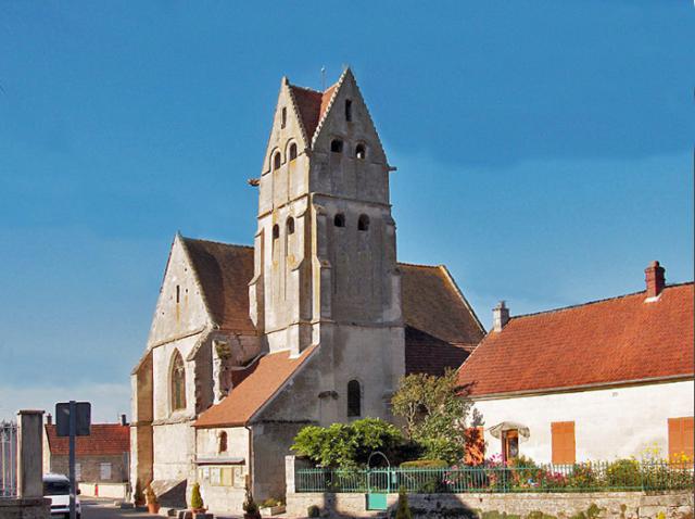Vue de la rue principale d'Éméville