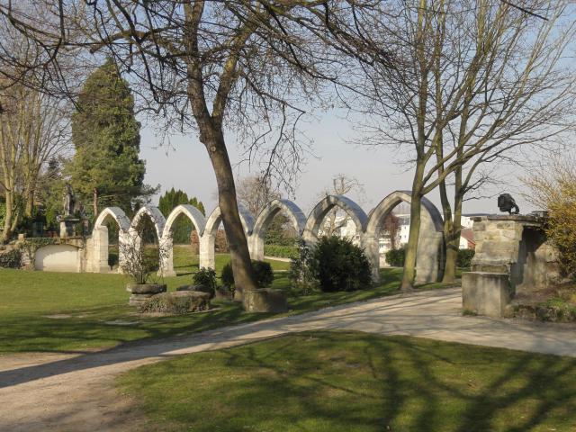 Vestiges d'une galerie du cloître et vestiges lapidaires au parc Songeons.