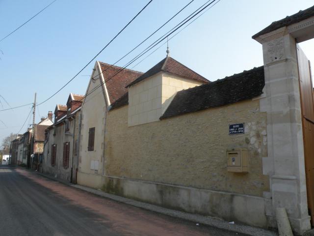 vue de la mairie de Montreuil-sur-Thérain depuis la rue