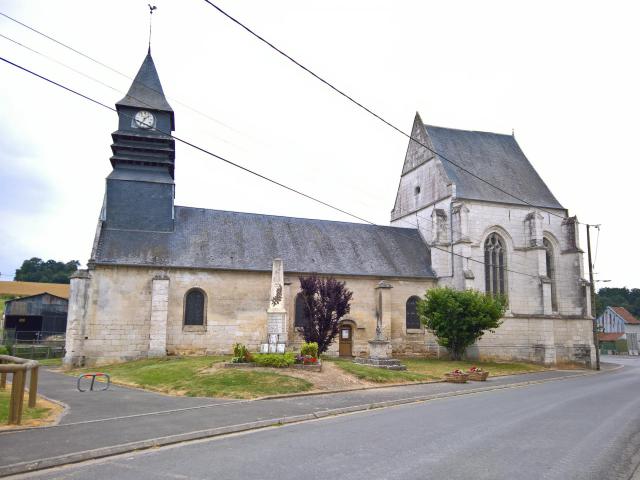 Villers-Vicomte : L'église et le monument aux morts