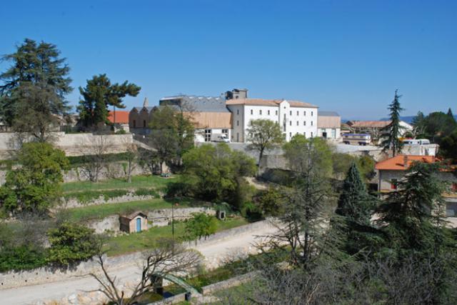 la Cascade, maison des arts du clown et du cirque à Bourg-Saint-Andéol