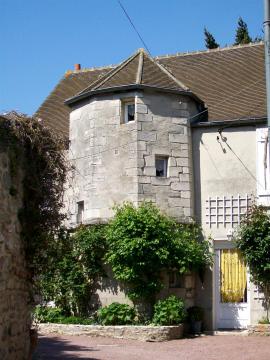 Le presbytère de Chamant présente une belle tour d'escalier polygonale, à l'instar des hôtels particuliers de Senlis.