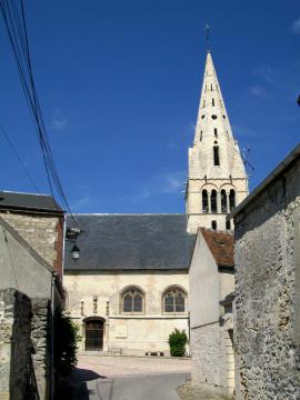 Le clocher de l'église Notre-Dame, son élément le plus ancien : il date du XIIe siècle, alors que la nef a été rebâtie au cours du XIXe…