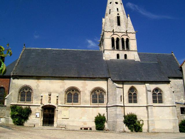 L'église Notre-Dame de Chamant est enclavée entre de différentes propriétés et ne dispose que d'une petite place devant la façade sud.
