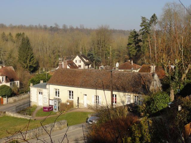 La mairie-école, entre le chemin des Écoliers et la rue Robert-Ruegg.
