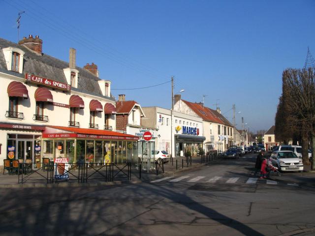 La place Charles de Gaulle, à Chambly, Oise, France.