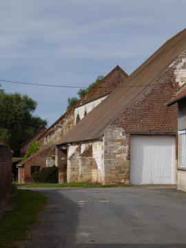 Grange de Grandmesnil, située sur la commune de Camprémy (Oise, Picardie), inscrite 1992