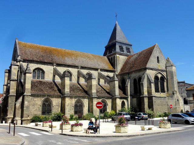 Façade sud de l'église sur la place Docteur Avinin.