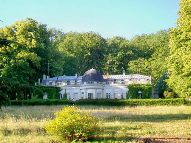 Le château de Bois-Feuillette, à l'ouest de la commune près de Pont-Sainte-Maxence. Le château a été équipé de volets roulants en plastique.