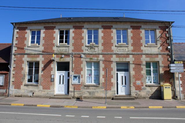 La Mairie et le bureau de poste d'Haudivillers.
