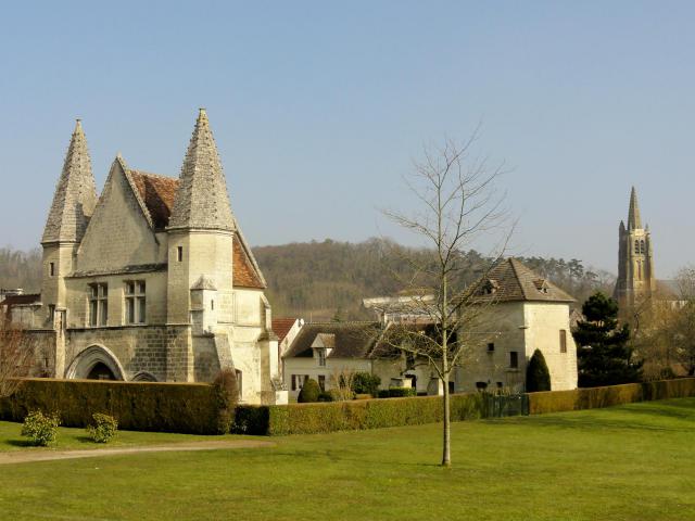 Château du roi Jean, façade occidentale ; à droite l'ancien colombier puis le clocher de l'église Saint-Pierre.
