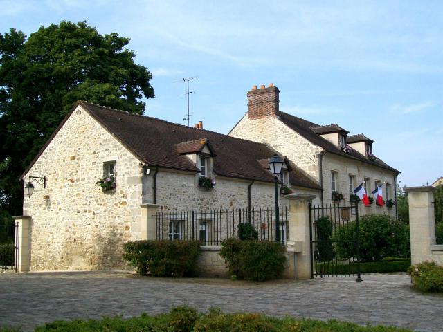 Autre vue de la mairie d'Apremont, entouré par un jardin public.