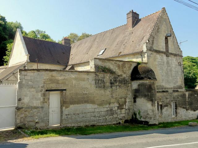 Ancien manoir, rue de Clermont.