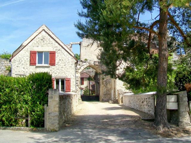 L'entrée à la cour de l'ancien château, qui est classé Monuments historiques depuis 1862. A droite subsiste une tour, cachée par le pin…