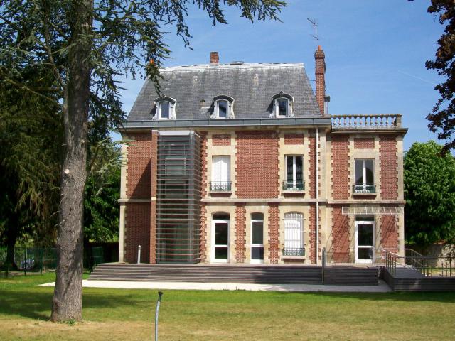 La nouvelle mairie de Thiers-sur-Thève, côté par. Il s'agit de l'ancienne Villa Brica de 1904, construit par l'entrepreneur Magnan de…