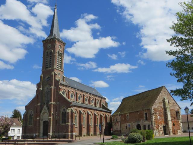 Vue de l'église et de la façade du logis seigneurial