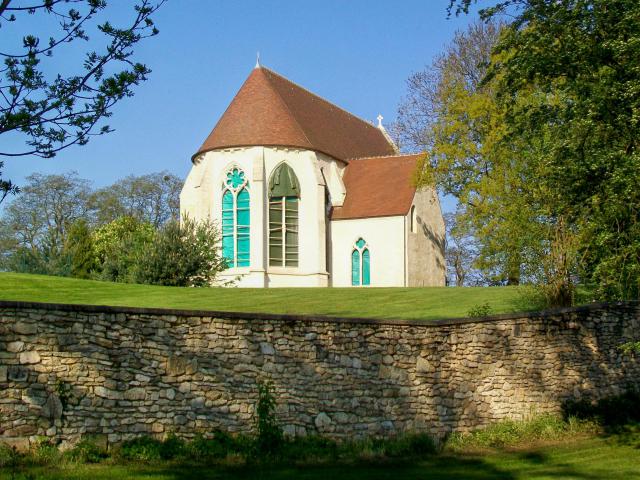 La chapelle du prieuré Saint-Victor, dont la toiture vient d'être complètement refaite et dont les murs sont en restauration : travaux…