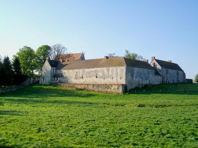 Vue d'ensemble du prieuré Saint-Victor de Bray, commune de Rully (Oise), depuis le nord-ouest. Les murs extérieurs de la ferme du prieuré…