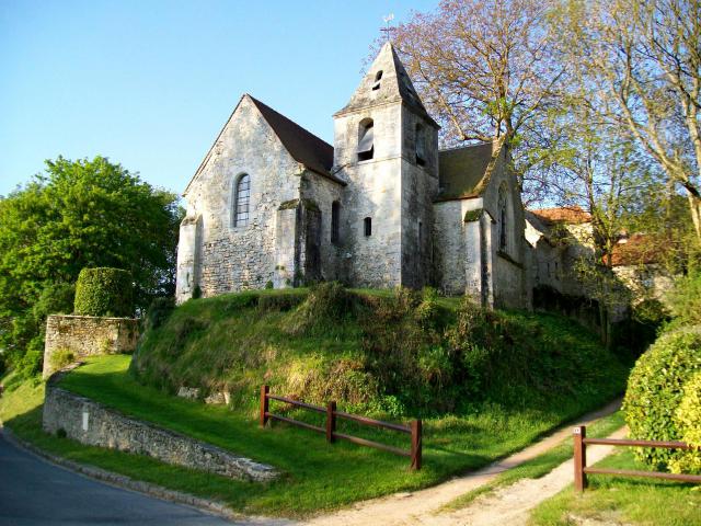 L'église Saint-Georges de Bray, du XIIe siècle, inscrite monuments historiques depuis 1951. Sa situation sur un petit rocher est…