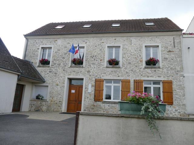 La mairie à Péroy-les-Gombries (Oise, Picardie, France).