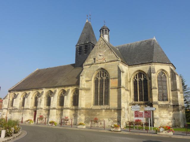 La façade sud sur la place Saint-Georges au centre du village.