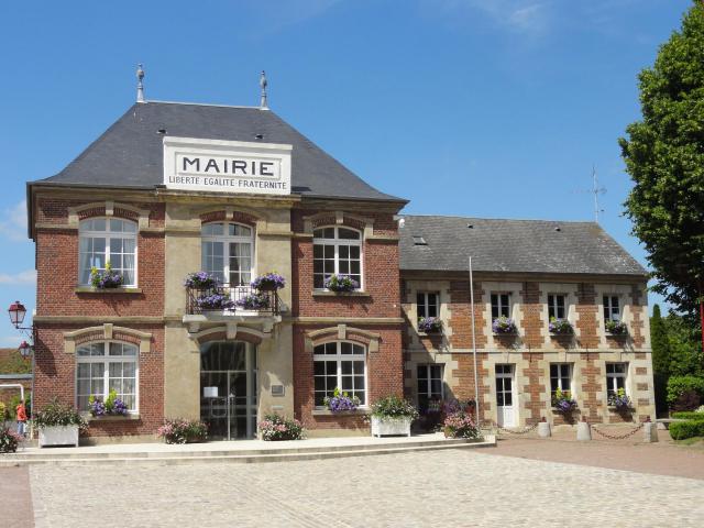 La mairie de Chevrières, place René Langlois-Meurinne.