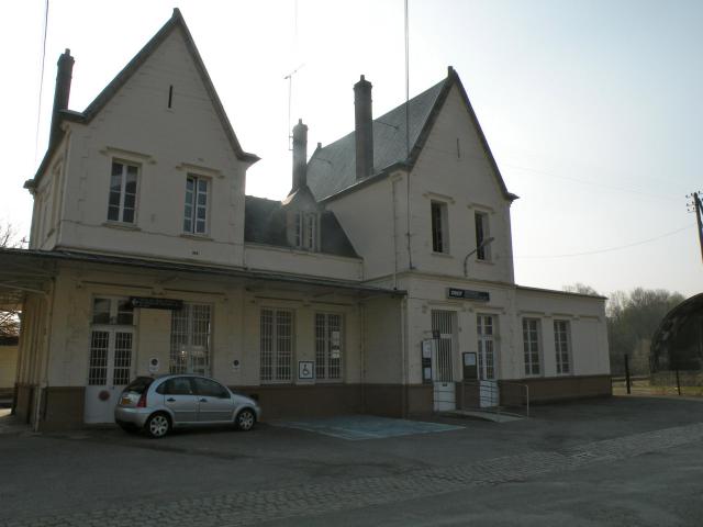 Façade avant de la gare de Hermes (Oise)