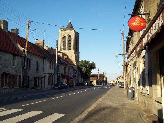 Route principale qui traverse Villeneuve-sur-Verberie