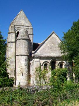 Façade est de l'église romane de Noël-Saint-Martin.