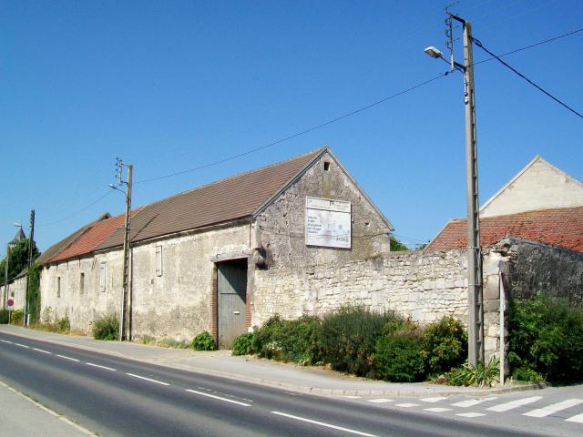 Grande ferme à l'est du village, ancien relais de poste, rue des Flandres.