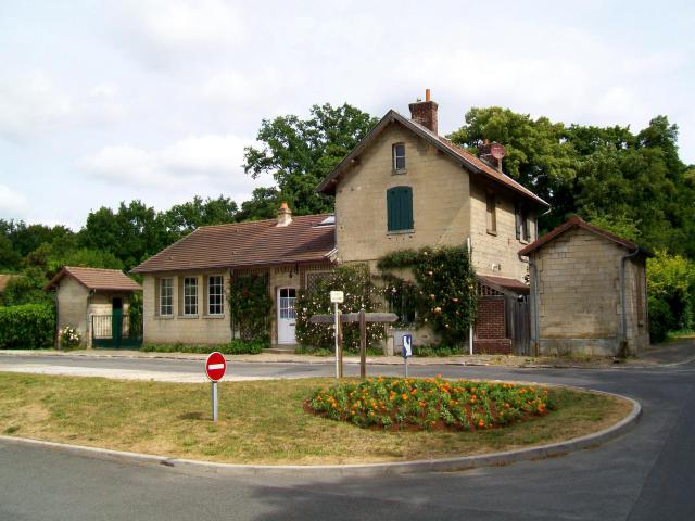 L'ancien arrêt de Vineuil (gare de Vineuil), avenue de Verdun, à la sortie du village en direction d'Apremont. Le bâtiment est à ne pas…