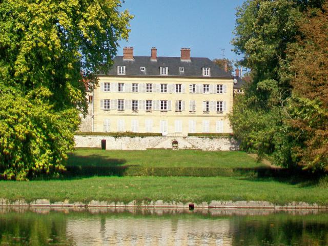 Le manoir « maison Saint-Pierre » dans le parc de Chantilly, propriété de l'Institut et loué à des particuliers, près du point de vue