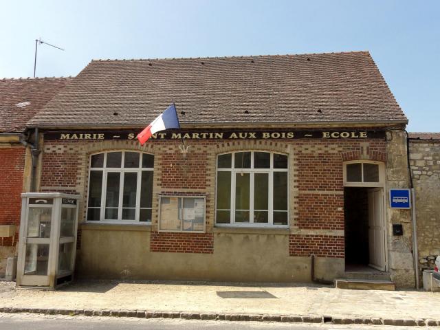 L'école communale et l'entrée de la mairie (située au fond de la cour).