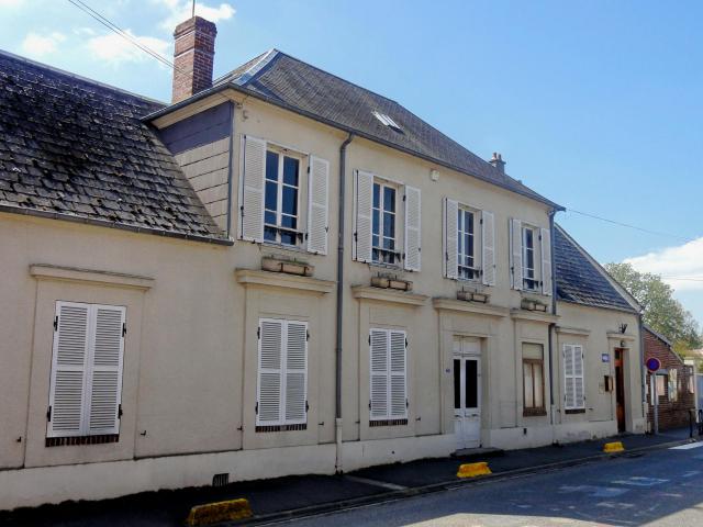 La mairie, sur la Grande Rue, à l'ouest du village.