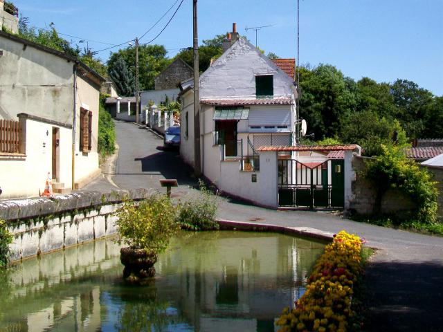L'abreuvoir de la rue des Fontaines, sur une petite place près du lavoir d'en-haut.